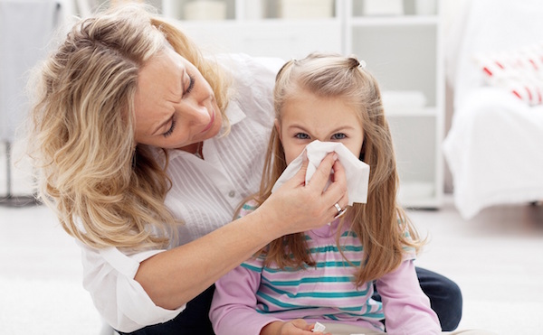 Как защитить малыша от простуды, если болеют члены семьи